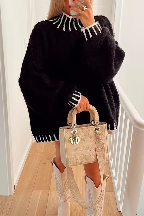 Kvinnors turtleneck tröja med stilrent färgblock. Mångsidig pullover för casual eller elegant höst- och vintermode.