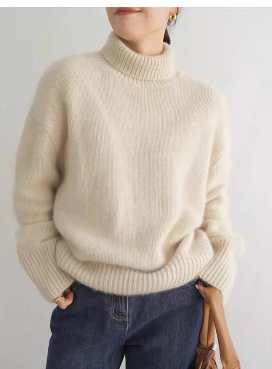 Bekväm turtleneck genser för dam, i mjuk stickad kvalitet. Idealiskt plagg för vardagslyx och kalla dagar.