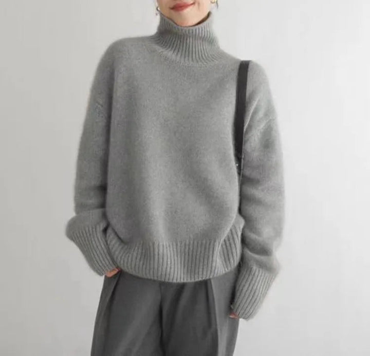Dam turtleneck i tidlös design, perfekt för att kombinera elegans med komfort. Ett nyckelplagg i höst- och vintergarderoben.