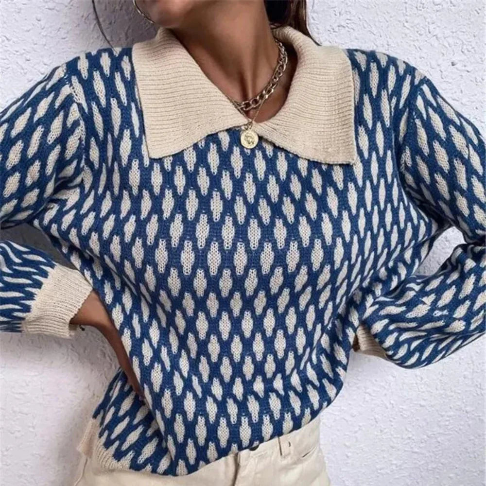 Höstmode: mysig damtröja med elegant kragdetalj. Perfekt för vinter, stilren och bekväm.