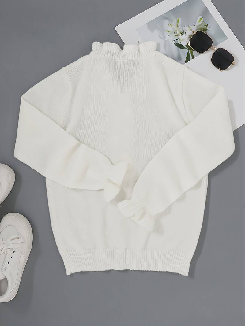 Bekväm stickad damtröja med V-hals, detaljerade knappar och modern vardagslook.