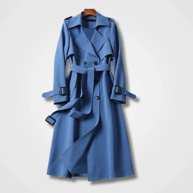 Klassisk damtrenchcoat för vår och höst. Elegant och stilren kappa som är ett mångsidigt ytterplagg för dammode.