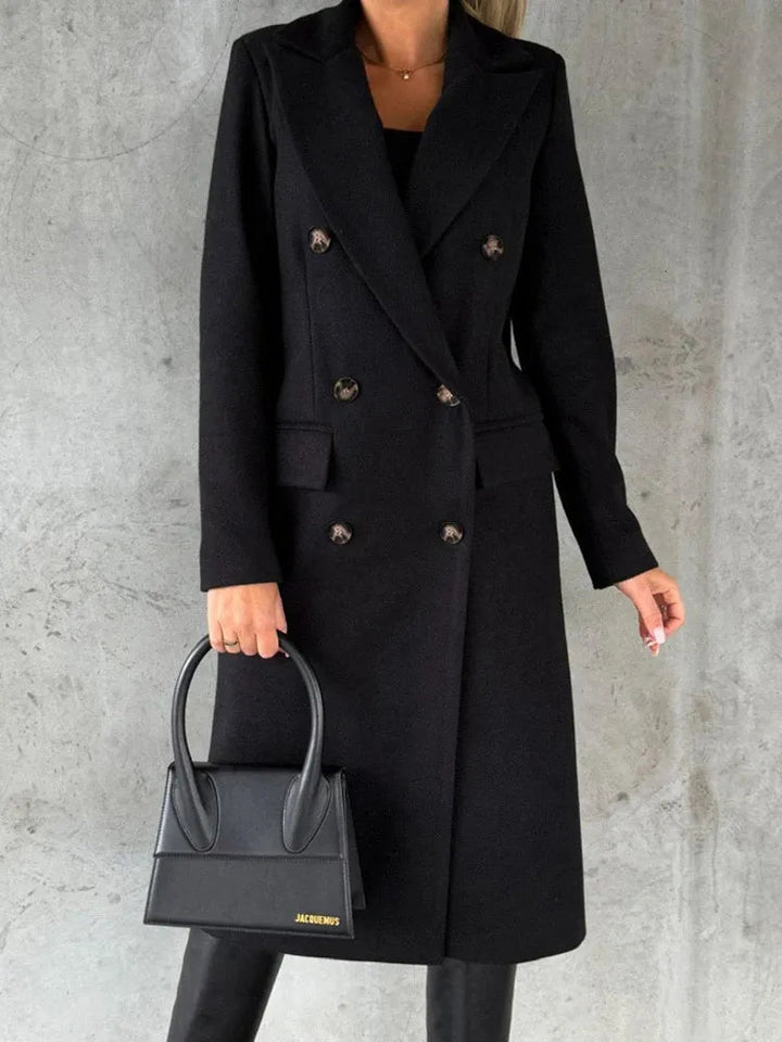 Kvinnors varmjacka, elegant och chic. Perfekt för kalla vinterdagar. En mångsidig modejacka med stil.