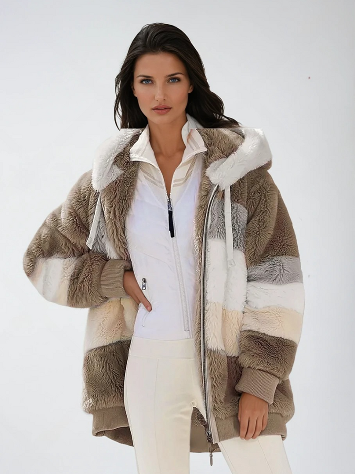 Stilfull höst-/vinterkappa för kvinnor, randig design ger en modern outerwear-look.