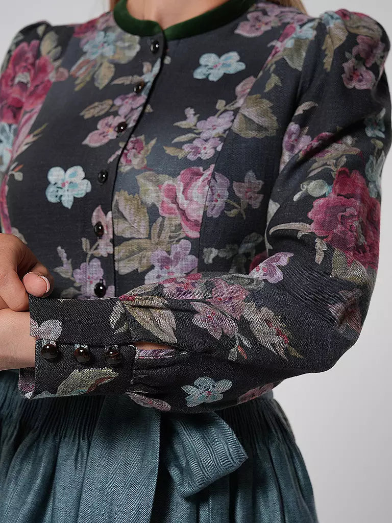 Vintage-inspirerad dirndlklänning för damer, elegant med blommönster och en traditionell schürze för fest.