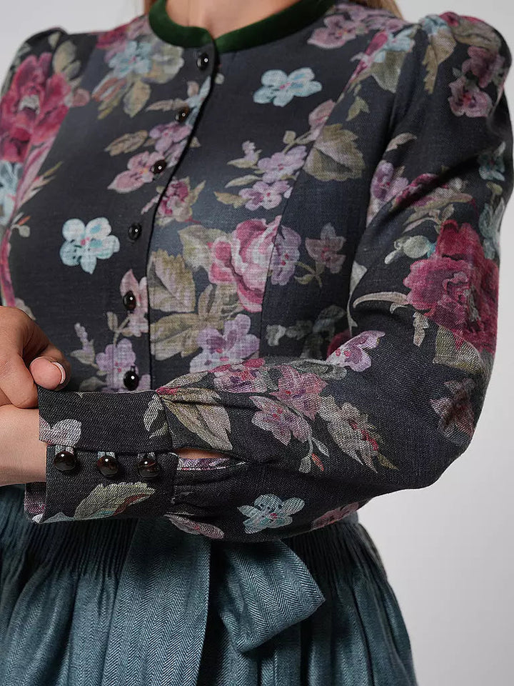 Vintage-inspirerad dirndlklänning för damer, elegant med blommönster och en traditionell schürze för fest.