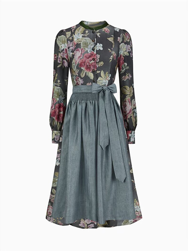 Närbild på den eleganta dirndlklänningens blommiga överdel och detaljerade snörning, perfekt för fest.