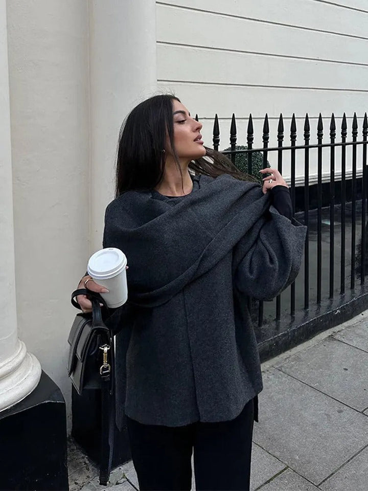 Kvinnors kappa, draperad cape perfekt som varm höstjacka eller elegant vintermode.