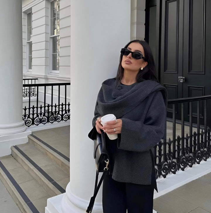 Damjacka i draperad cape-stil, en chic och bekväm kappa för kalla dagar.