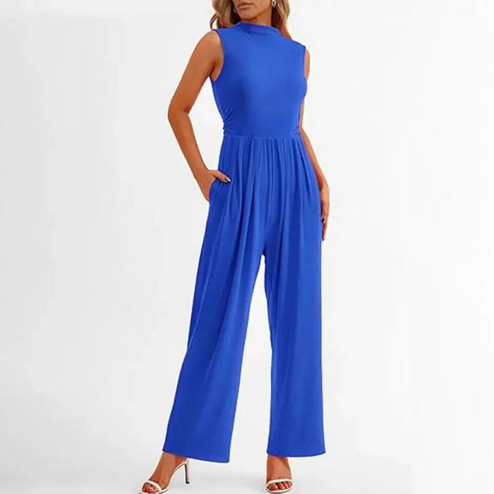 Sofistikerad svart kvinnors jumpsuit med elegant drapering, idealisk för kvällskläder och formella event.