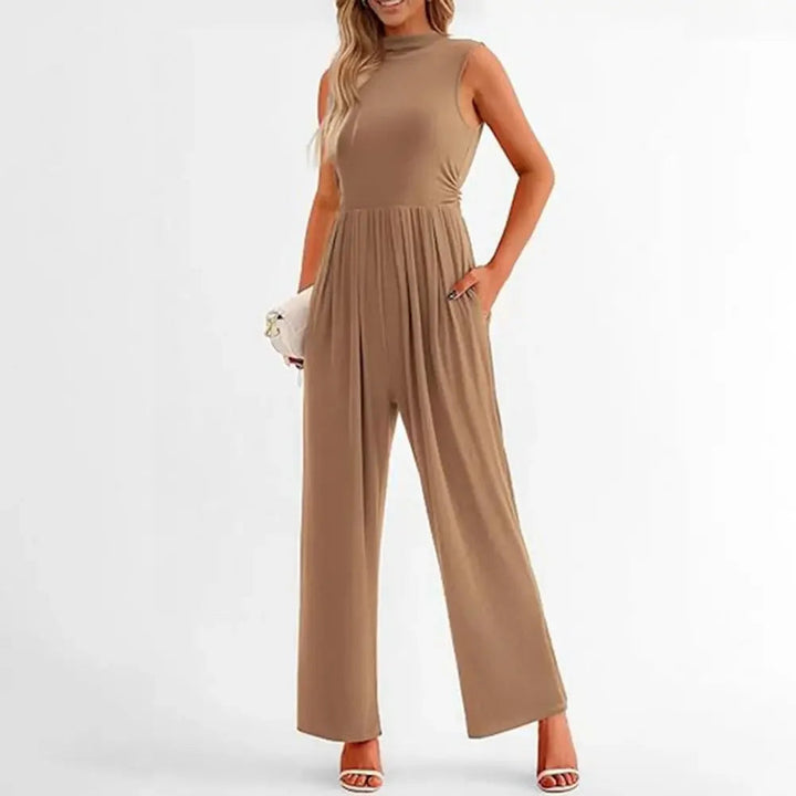 Modern kvinnors jumpsuit med vida ben och vacker drapering, perfekt för speciella tillfällen och fester.