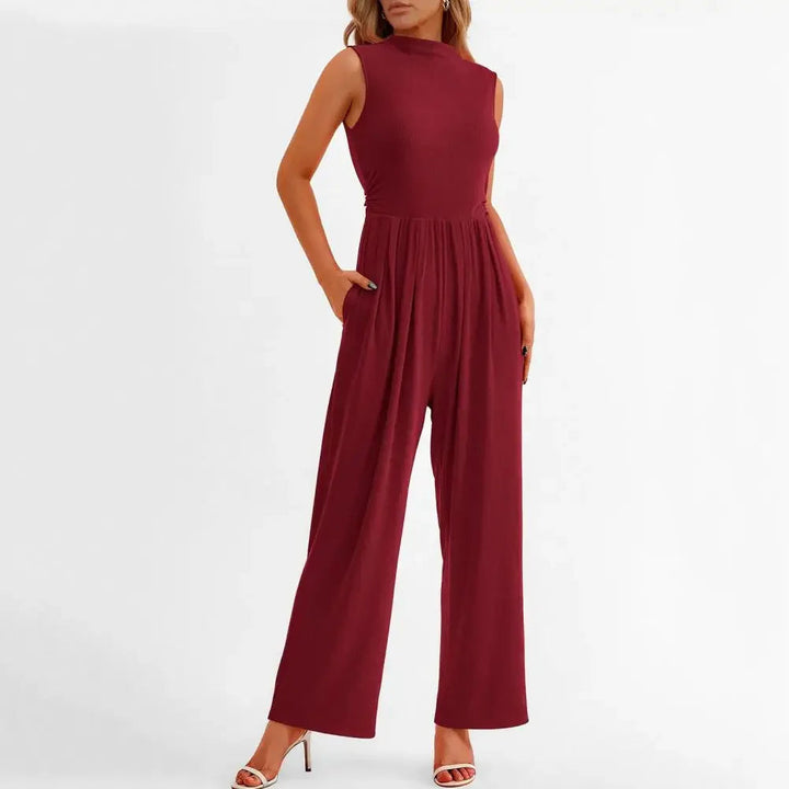 Draperad formell jumpsuit för damer. Elegant design, perfekt för en sofistikerad fest- eller bröllopsgäststil.