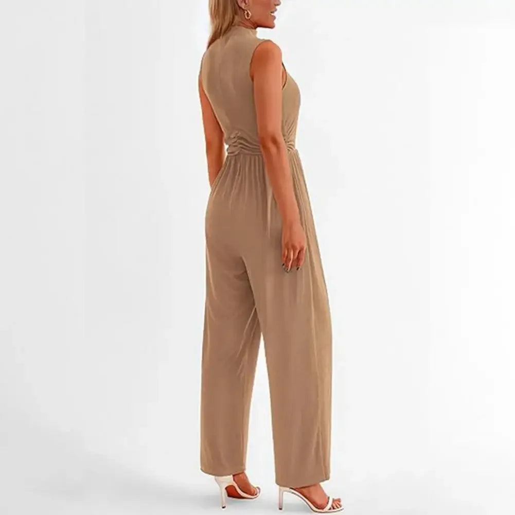 Kvällskläder: Chic kvinnors jumpsuit med draperad topp och vida byxben, elegant och trendig.