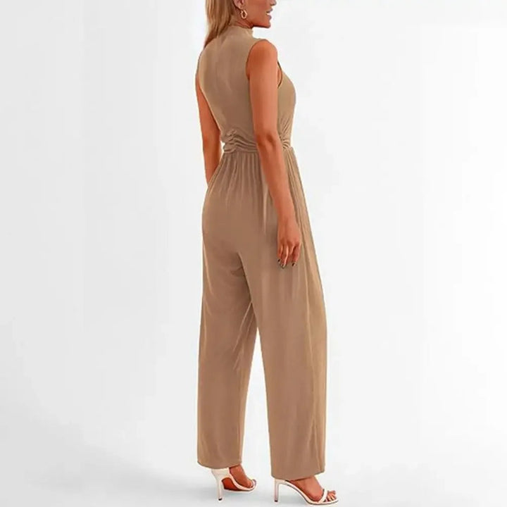 Kvällskläder: Chic kvinnors jumpsuit med draperad topp och vida byxben, elegant och trendig.