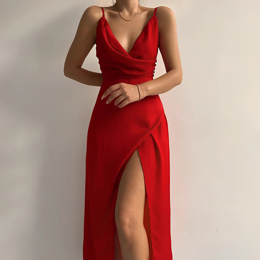 Modell bär draperad midi klänning med spaghettiband. En elegant festklänning för damer.