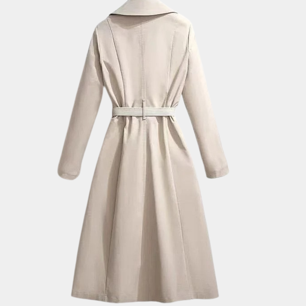 Detaljbild av dubbelknäppning och bälte på stilren damkappa. Visar högkvalitativt tyg för elegant look.