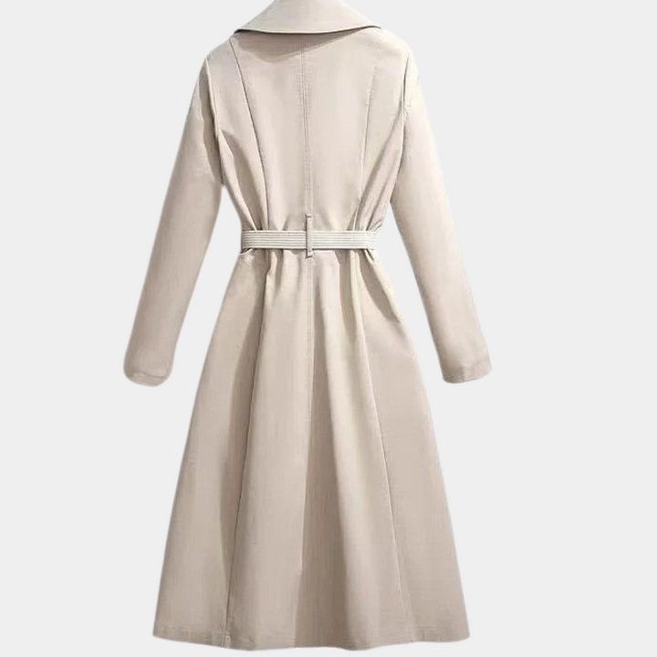 Detaljbild av dubbelknäppning och bälte på stilren damkappa. Visar högkvalitativt tyg för elegant look.
