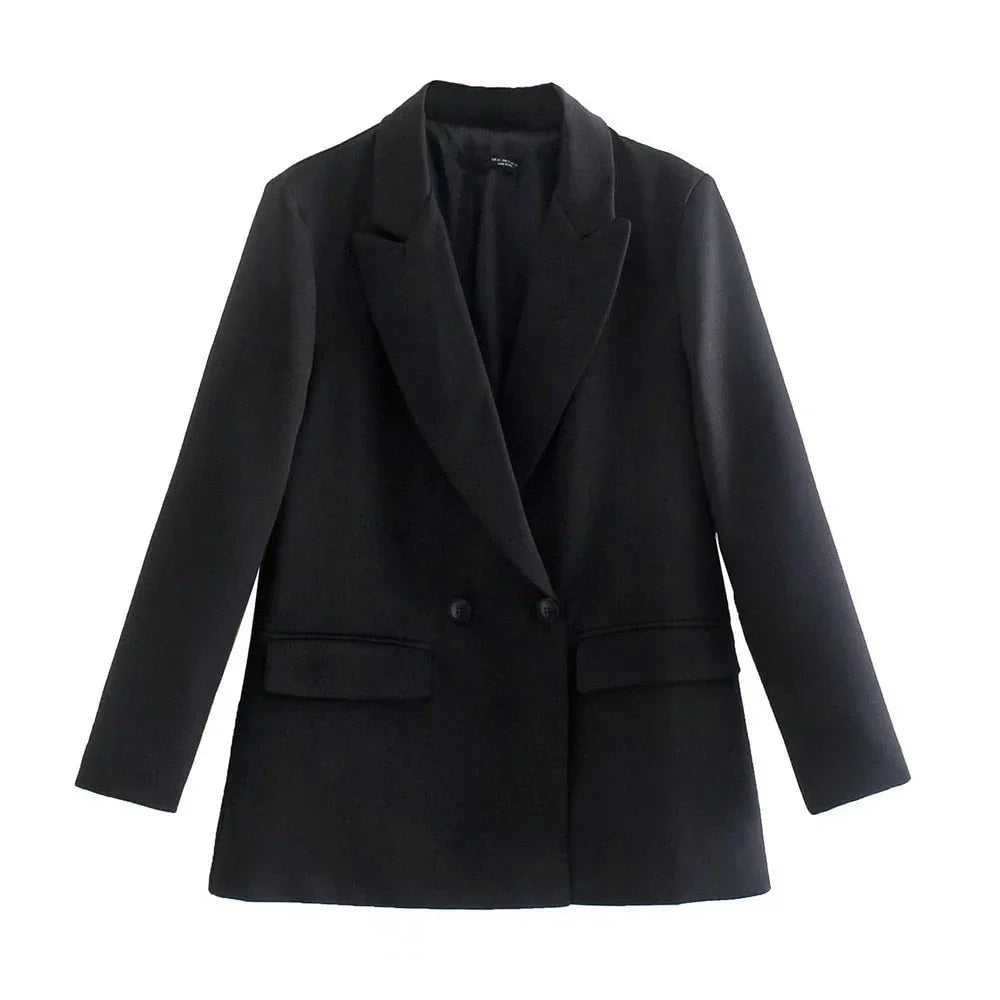 Kvinna bär en formell, strukturerad damkavaj. Elegant ytterplagg för en chic kontorslook.