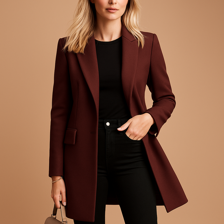 Snygg dubbelknäppt damkappa. Tidlös trenchcoat, ett elegant ytterplagg som passar både höst och mild vinter.