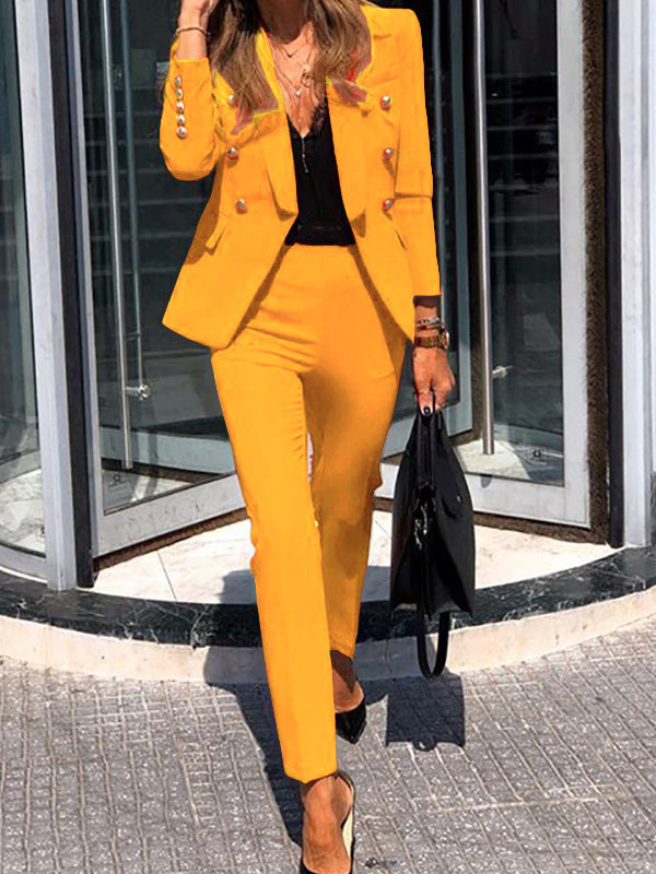 Sofistikerad dubbelknäppt damkostym. Tidlös tvådelad outfit, perfekt för kontor & formella fester. Affärskläder.