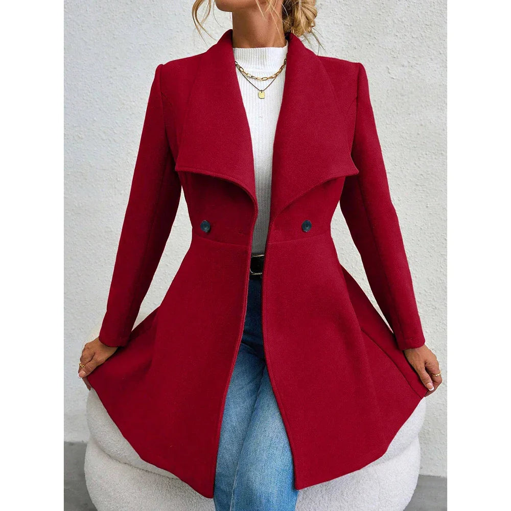 Elegant dubbelknäppt vinterkappa för dam, ett klassiskt ytterplagg för stilren look.