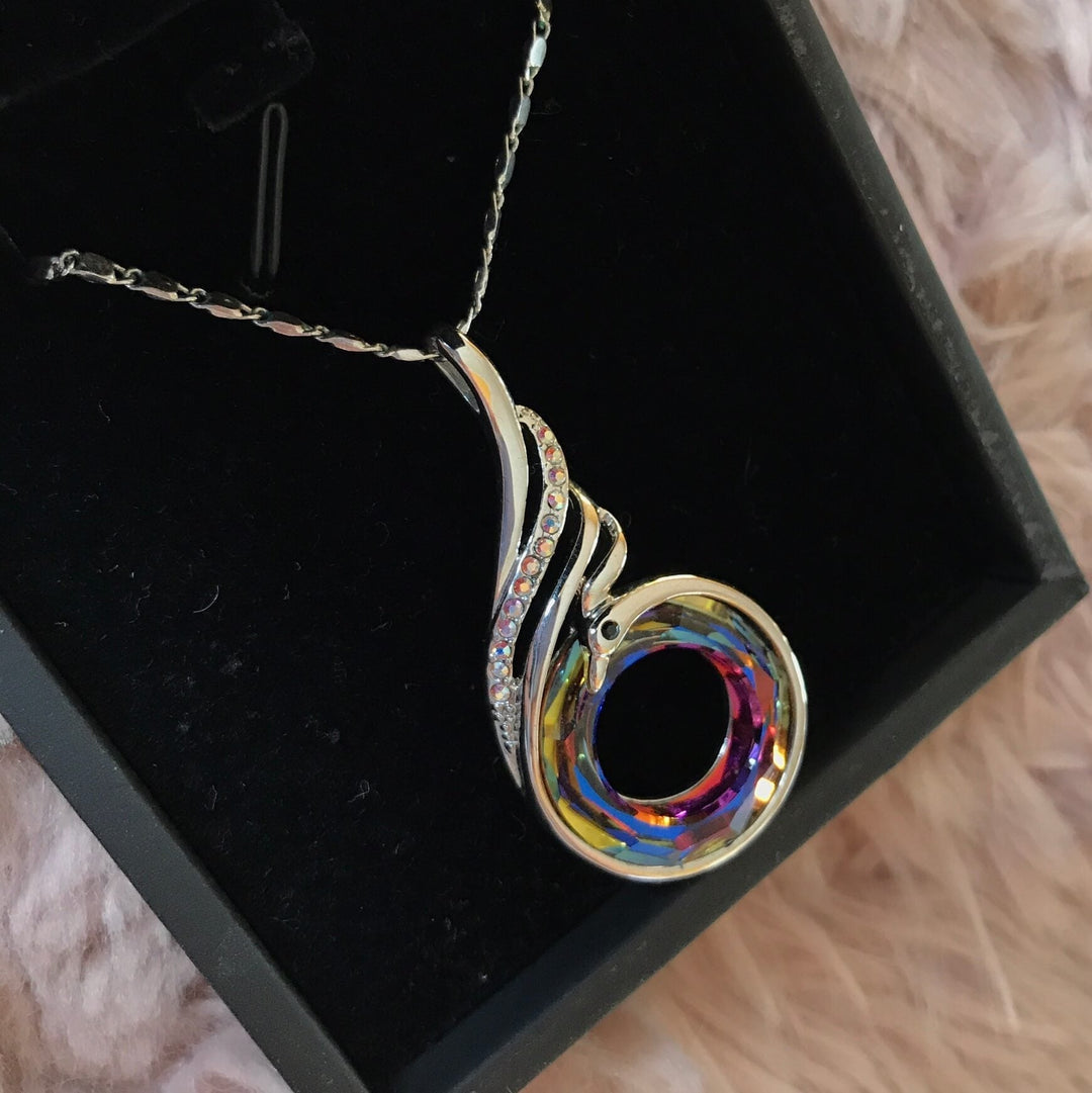 Fenixhalsband med kristaller som reflekterar ljuset. Elegant damhalsband, 50cm. Perfekt accessoar.