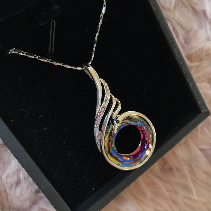 Fenixhalsband med kristaller som reflekterar ljuset. Elegant damhalsband, 50cm. Perfekt accessoar.