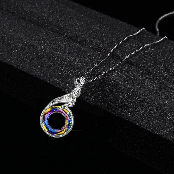 Presenttips: Elegant fenixhalsband för kvinna med flerfärgade kristaller. Stilfullt smycke, 50cm.