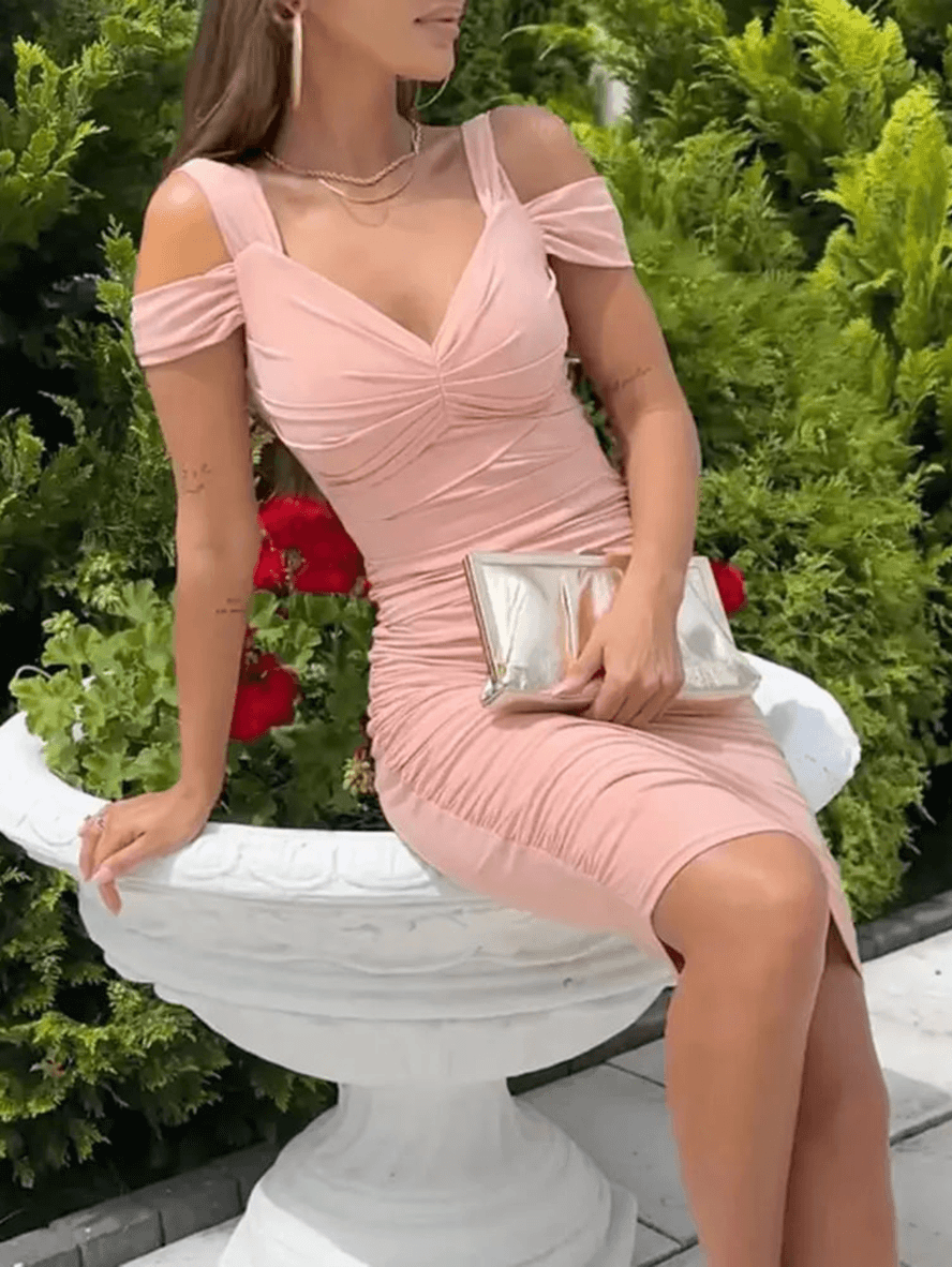 Chic ärmlös midi klänning med V-hals och rygglös detalj. Idealisk bröllopsgäst klänning eller elegant sommarklänning.
