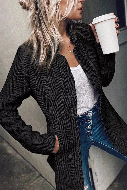 Chic långärmad figursydd kavaj för kvinnor med modern design, naggad krage. Perfekt för festlig look.