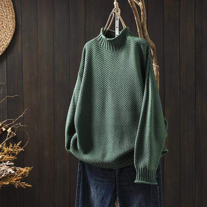 Klassisk finstickad damtröja med polokrage. Tidlös design som passar till olika kvinnliga outfits.