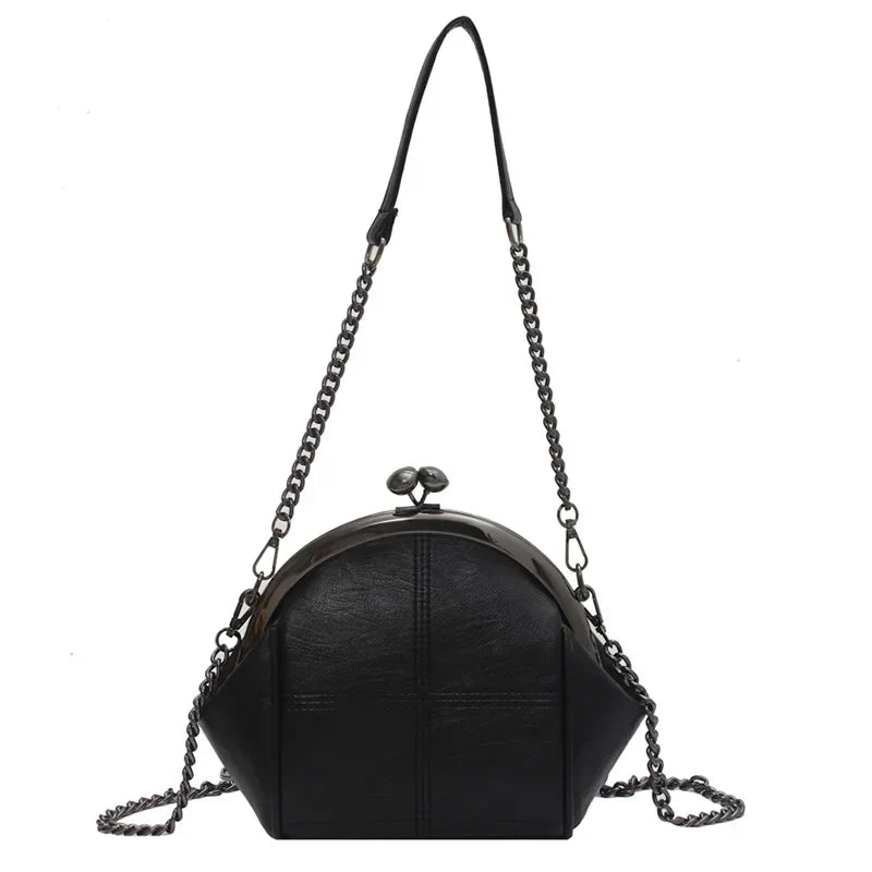 Elegant flerfärgad crossbody väska för kvinnor med lyxig kedjedetalj och justerbar axelrem.