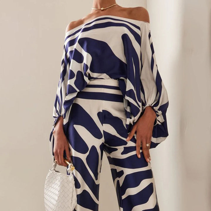 Avslappnat blått tvådelat set med off-shoulder ärmar. Mjukt och bekvämt sommarset för dam, stilren sommaroutfit.