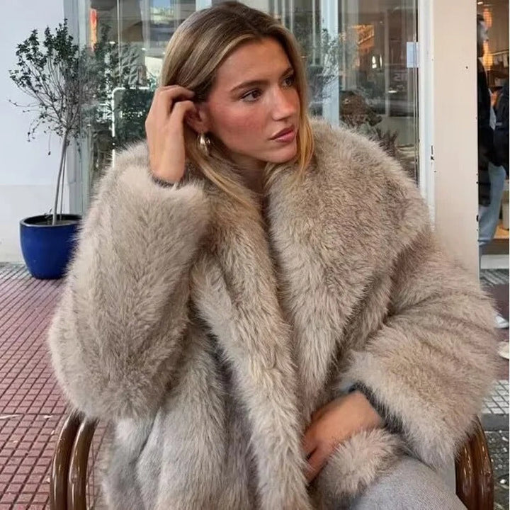 Detaljbild av mjuk, varm fuskpäls på elegant damjacka. Bekväm vinterkappa med lyxig känsla.