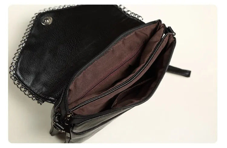 Glamorös och stilren damväska. Elegant kuvertväska med kedja, passar som både clutch och axelväska.