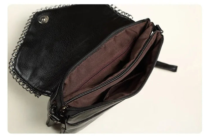 Glamorös och stilren damväska. Elegant kuvertväska med kedja, passar som både clutch och axelväska.