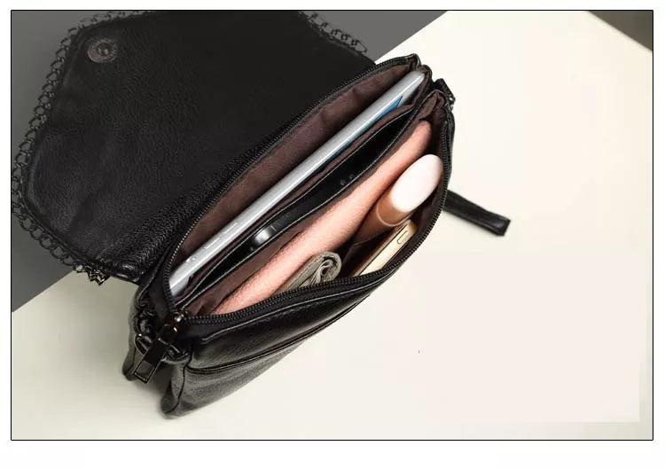 Chic crossbody- och axelväska för damer. Mångsidig kuvertväska med kedja, en elegant accessoar.