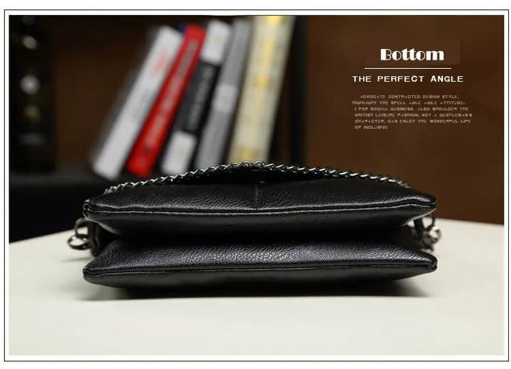 Stilren festväska med kedja. Elegant dam clutch & axelväska, perfekt modeaccessoar för kvällen.