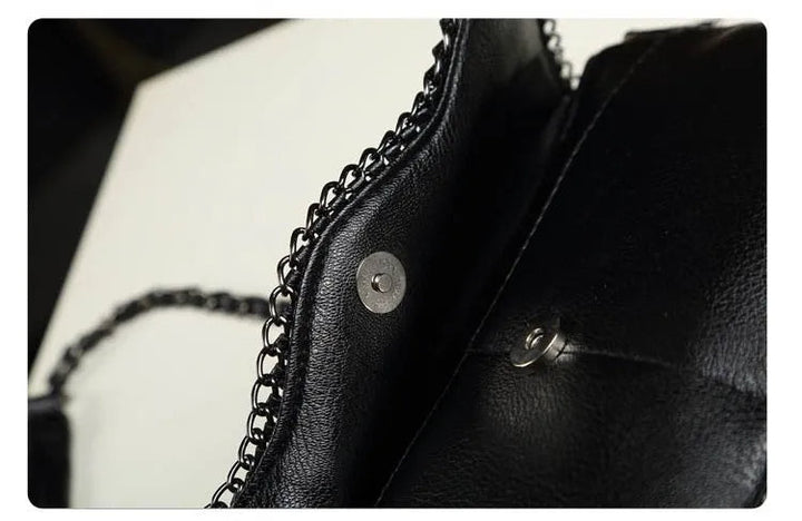 Glamorös kedjeväska för damer. Chic axelväska i kuvertmodell, en elegant modeaccessoar.