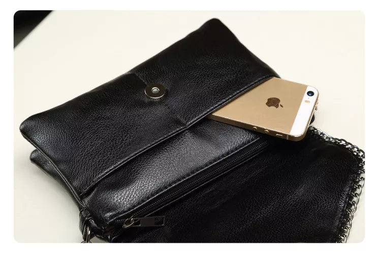 Elegant kuvertväska för dam, med avtagbar kedja. Kan användas som clutch eller axelväska.