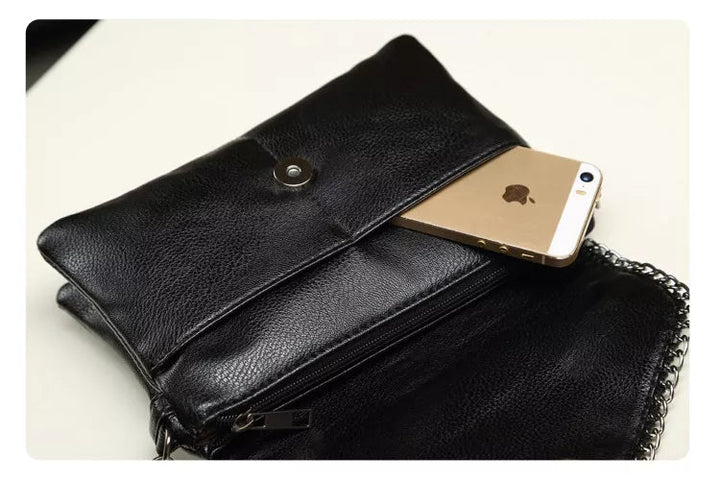 Elegant kuvertväska för dam, med avtagbar kedja. Kan användas som clutch eller axelväska.