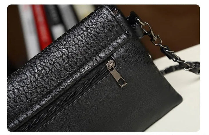 Modern dam clutch med kedja. Festlig axelväska i elegant design, perfekt för utekvällen.