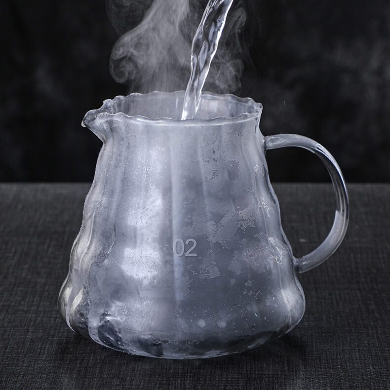 Stilren glas kaffebryggare för att förbereda aromatiskt droppkaffe. Inkluderar glaskanna.