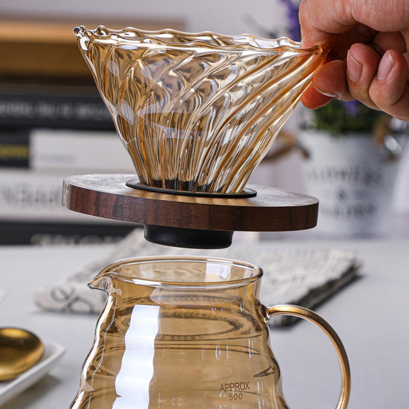 Genomskinlig glaskanna och kaffedroppare för att brygga utsökt kaffe hemma. Köksutrustning.