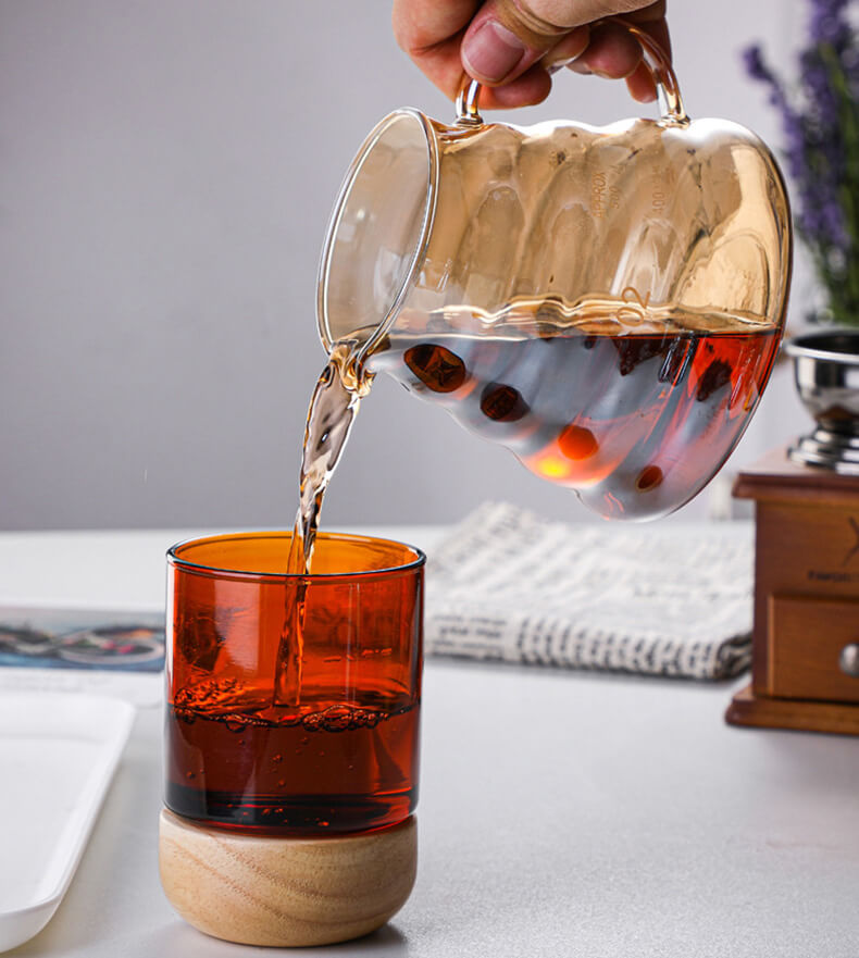 Handgjord kaffebryggare i glas med droppare och en värmebeständig glaskanna för kaffeälskare.