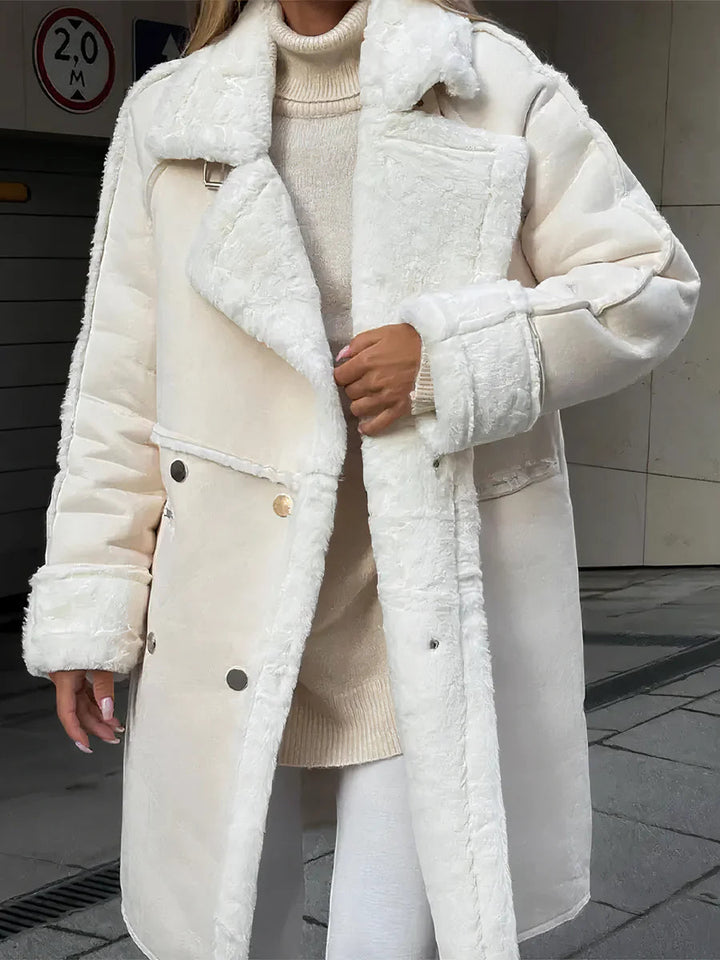Vit vindtät teddykappa för kvinnor. Varm & mjuk kappa med elegant design för höst och vinter.