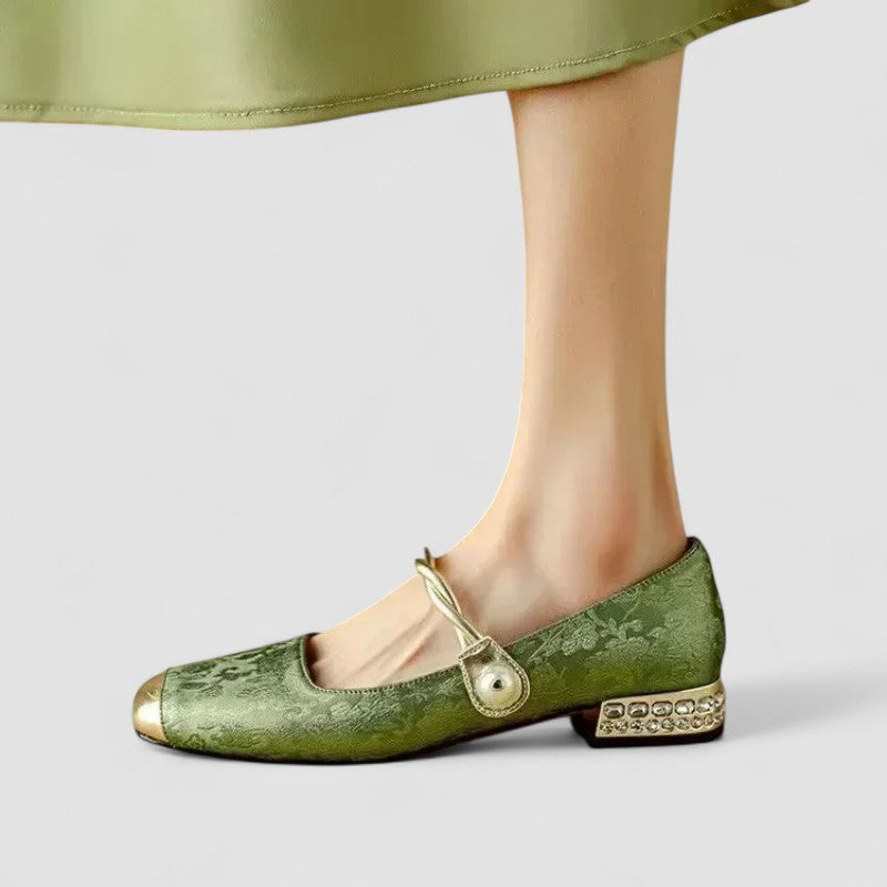 Komfortabel beige blockklack för dam, med eleganta pärlband. Idealisk sommar- & festsko.