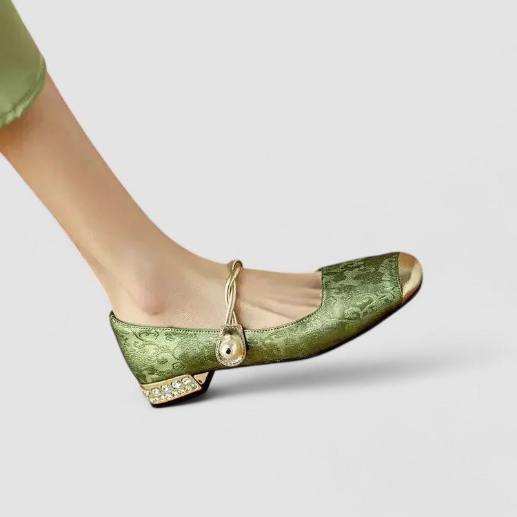 Stilfulla pärlskor med blockklack för kvinnor. Bekväma eleganta klackar för alla tillfällen.