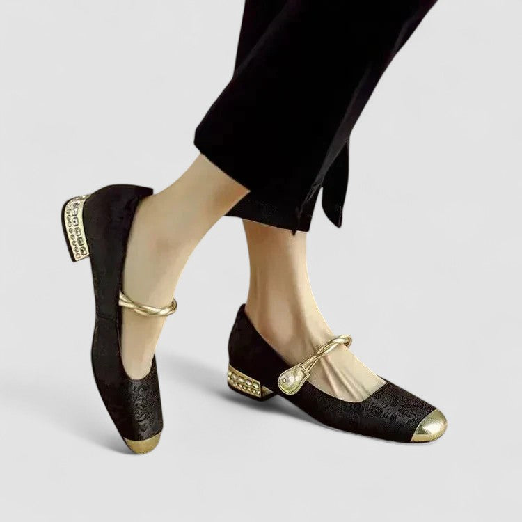 Trendiga sommarskor: beige blockklackar med pärlband. Eleganta & komfortabla klackar för dammode.