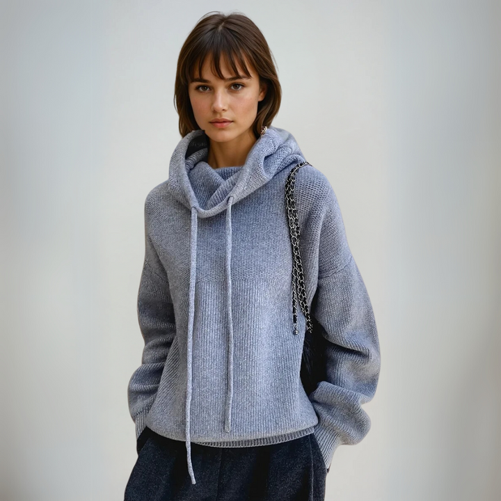 Brun stickad turtleneck tröja för dam. Elegant, varm och bekväm för höst- och vintermode.